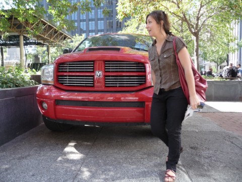 Marine devant un petit pick up...